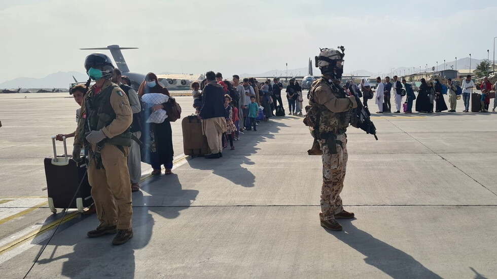 السفير الروسي: الأمريكيون تسببوا بالفوضى في مطار كابل وتوجه إلينا 400 شخص بطلب المساعدة