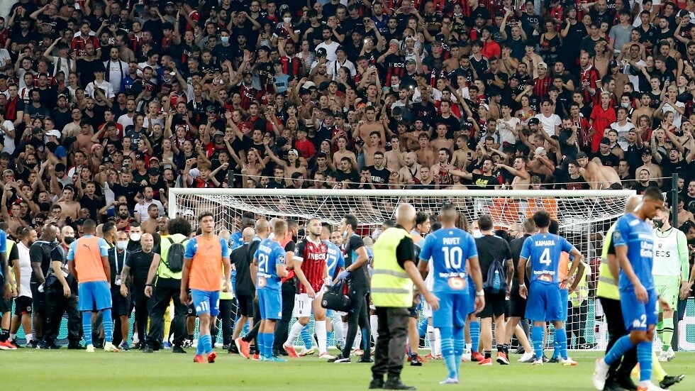 شاهد.. إيقاف مباراة نيس ومرسيليا بسبب اقتحام جماهير للملعب ونشوب مشاجرة جماعية