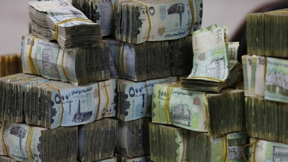 الحكومة اليمنية تعتمد إجراءات مضاعفة سعر "الدولار الجمركي"
