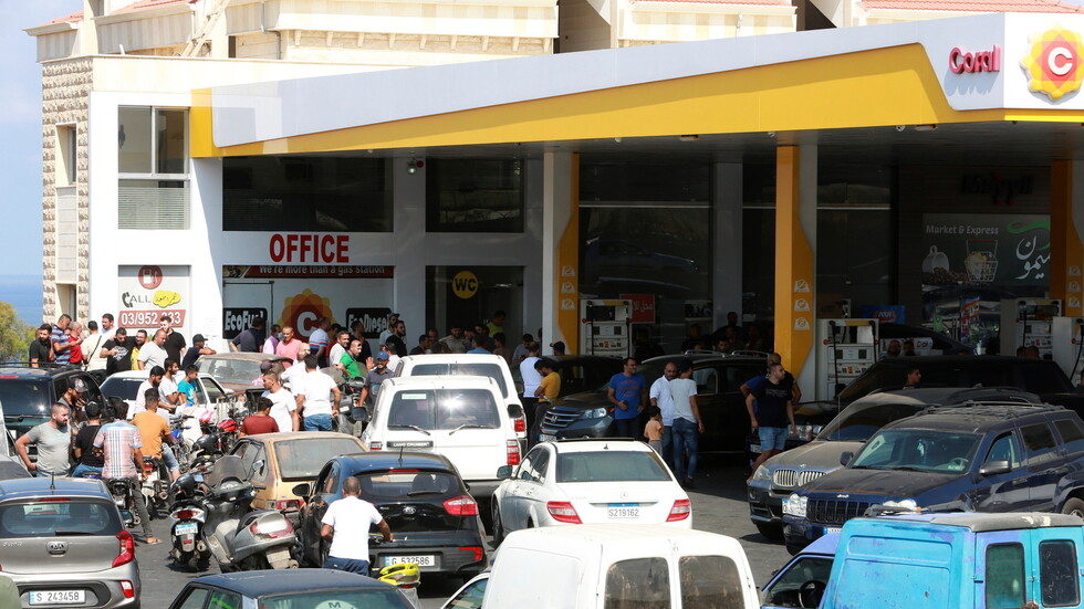 لبنان.. احتجاجات وقطع طرقات بسبب فقدان المحروقات من محطات الوقود (فيديوهات)