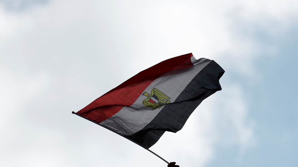 ممثل مصري مشهور يتهم منتج معروف بالوقوف وراء أزمته الصحية