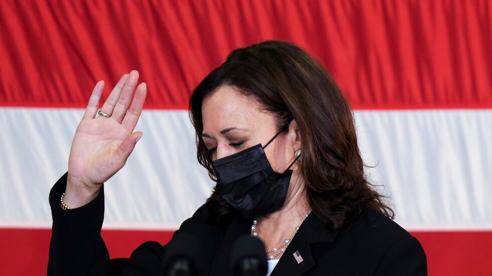 نائبة الرئيس الأمريكي: نركز حاليا على عمليات الإجلاء من أفغانستان