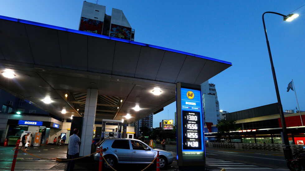 أسعار النفط تقفز 5% بدعم من تراجع الدولار