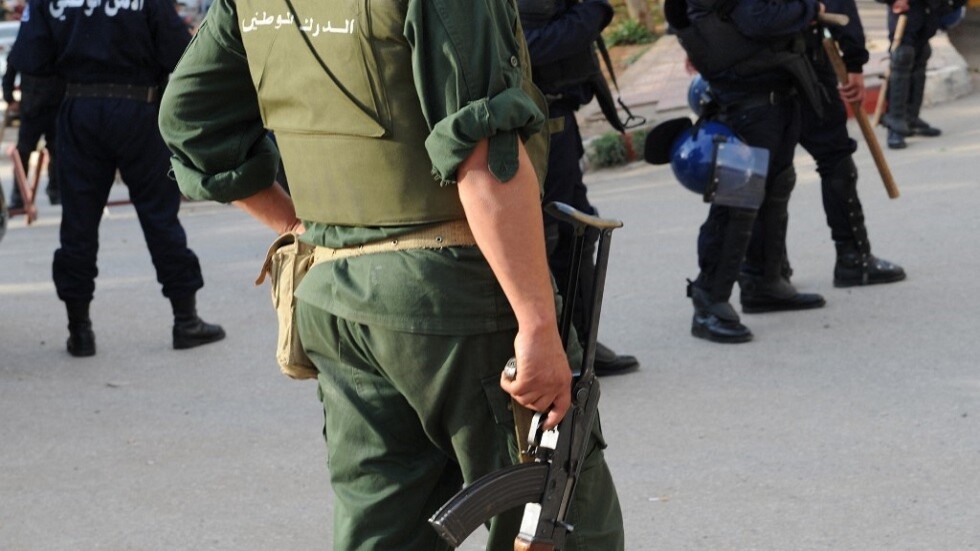 بعد اتهامه بالإرهاب.. القضاء الجزائري يسجن دركيا سابقا فر إلى إسبانيا (فيديو)