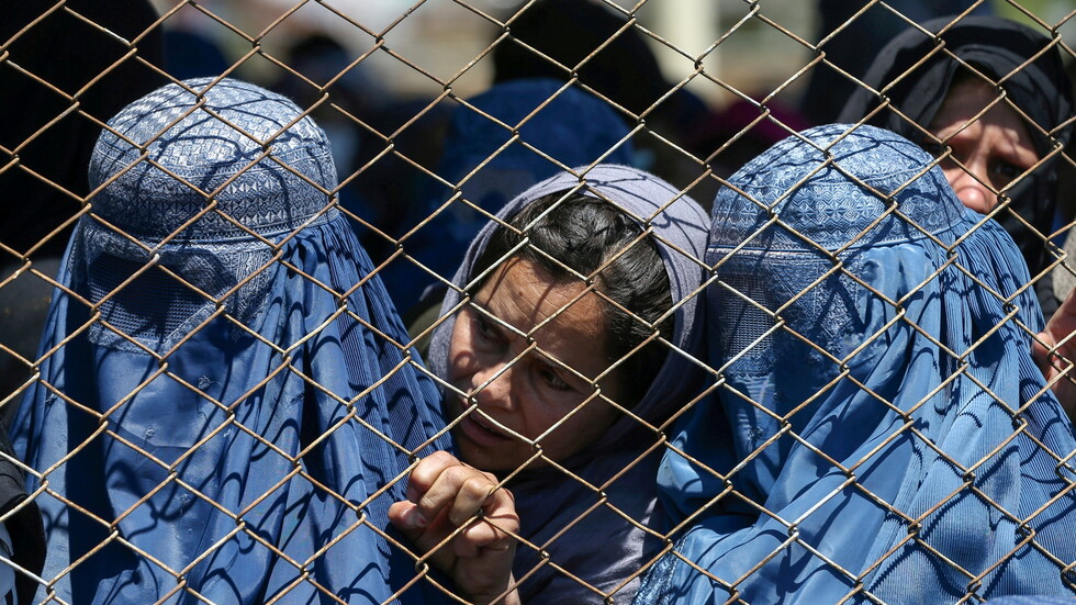 مؤسسة مدرسة للفتيات في أفغانستان تحرق السجلات لحماية الطالبات من 