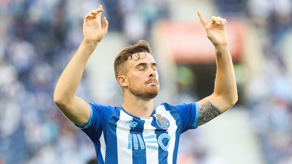 شاهد.. لاعب "منحوس" يهدر فرصة هدف بغرابة