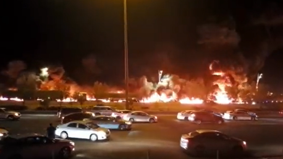 السعودية.. السيطرة على حريق ضخم نشب في ناقلة مواد بترولية (فيديو)
