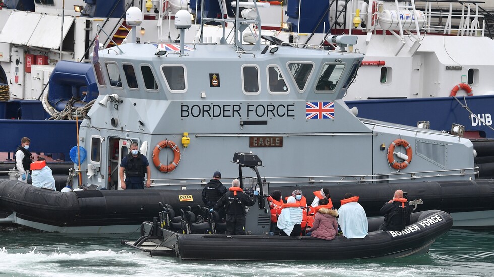 بريطانيا تحتجز عددا قياسيا من المهاجرين الذين حاولوا التسلل إليها