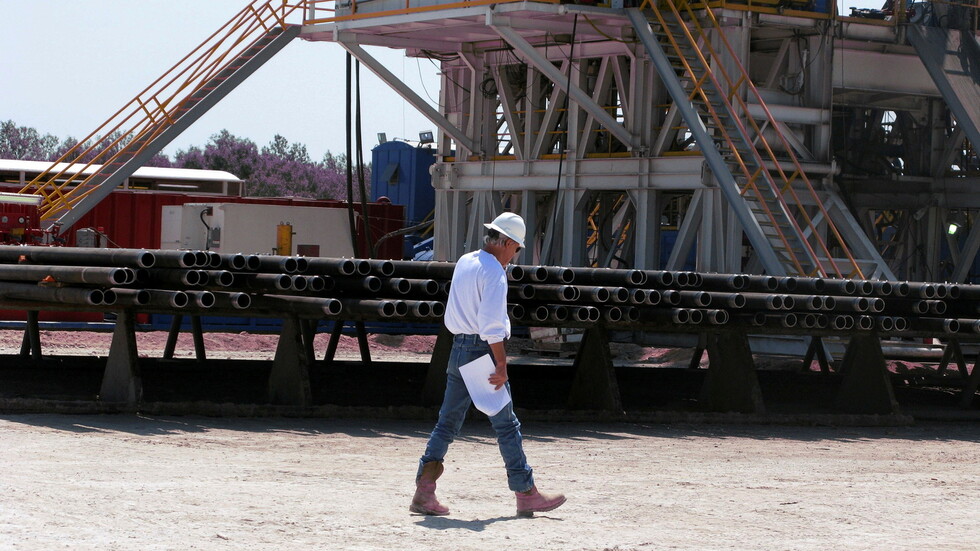 النفط يصعد بعد موافقة أمريكية كاملة على لقاح ضد كورونا