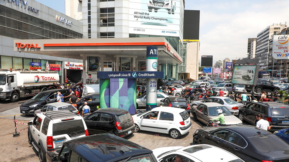 بالرقص والأغاني.. لبنانيون يحتفلون بوصول صهاريج بنزين إلى محطة محروقات (فيديو)
