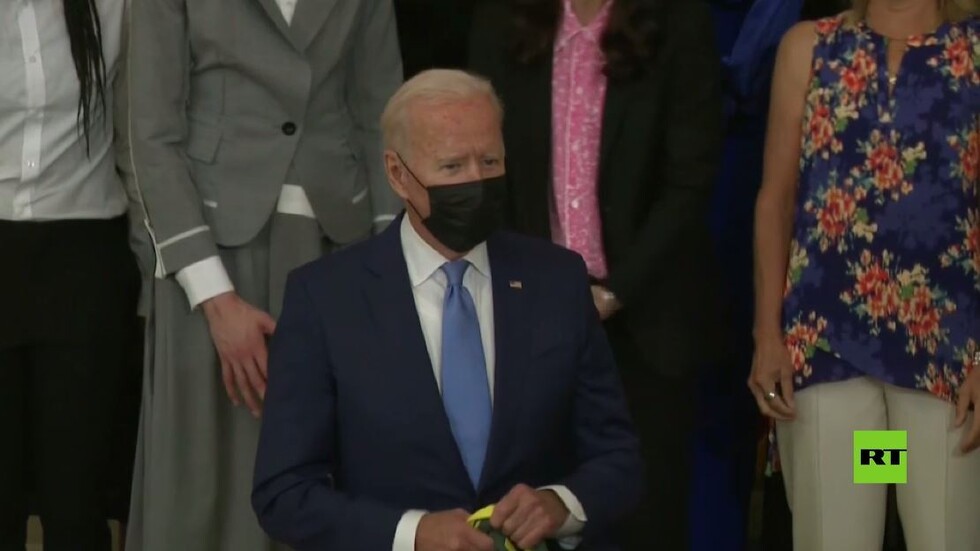 بايدن يتلقى هدية من فريق السيدات الفائز في الدوري الأمريكي لكرة السلة ويجثو أمامهن