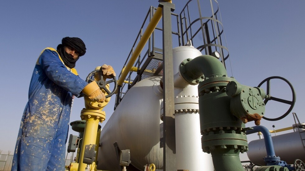 لعمامرة يكشف موقف بلاده من استغلال أنبوب الغاز العابر للمغرب بعد قطع العلاقات مع المملكة