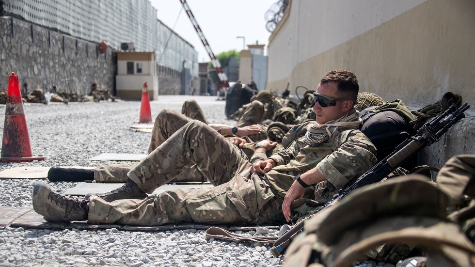 "فوكس نيوز": الولايات المتحدة بدأت بسحب قوتها العسكرية التي تؤمن عمليات الإجلاء من أفغانستان