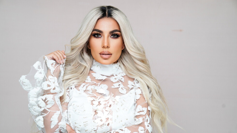 تنقبت حتى لا يعرفها أحد.. قصة هروب أشهر مغنية أفغانية بعد سيطرة "طالبان"