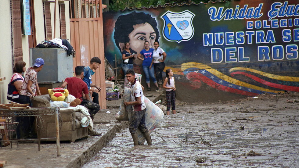 الفيضانات تودي بحياة 13 شخصا في غرب فنزويلا