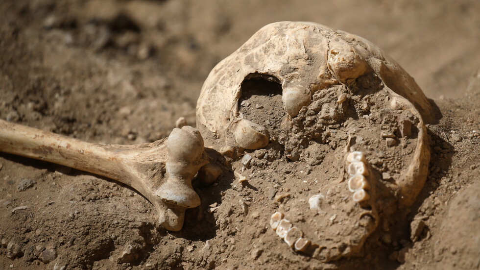 دفن "عشق"عمره 1500 عام في "حضن الحب الأبدي"