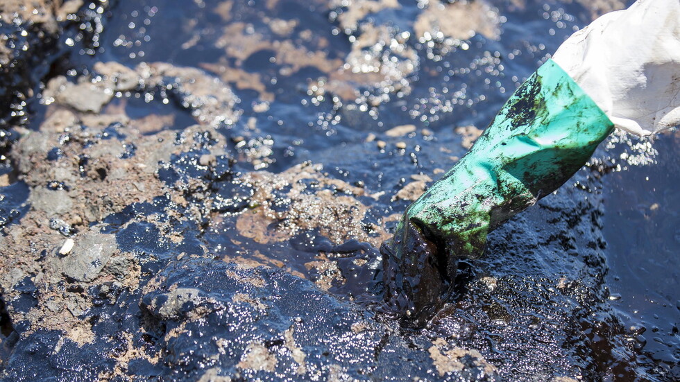 ما مصدر بقعة الفيول التي لوثت شاطئ جبلة في سوريا؟ (صور)