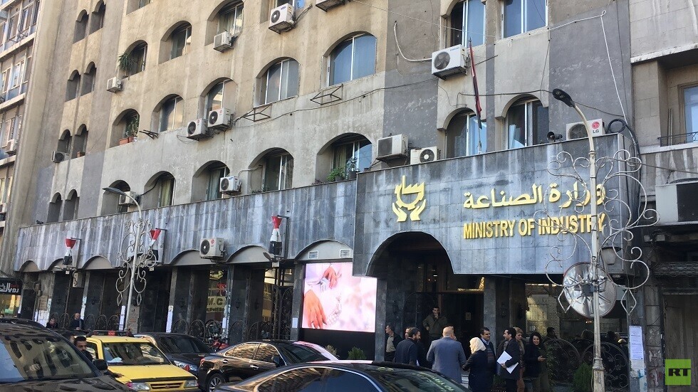 وزارة الصناعة السورية تعلق على ما أثارته "أصغر عبوة مياه" للشرب