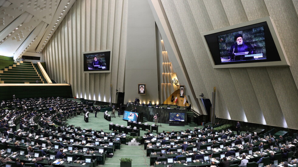 البرلمان الإيراني يصوت لصالح منح الثقة لحكومة رئيسي باستثناء وزير واحد