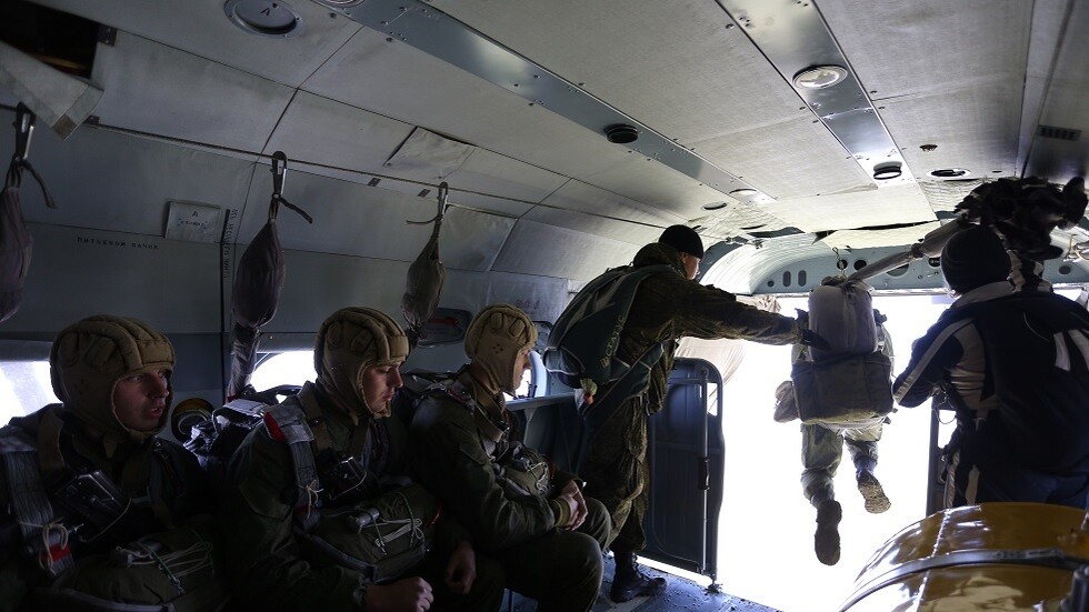 تصميم مظلات روسية لإنزال الغواصين المقاتلين