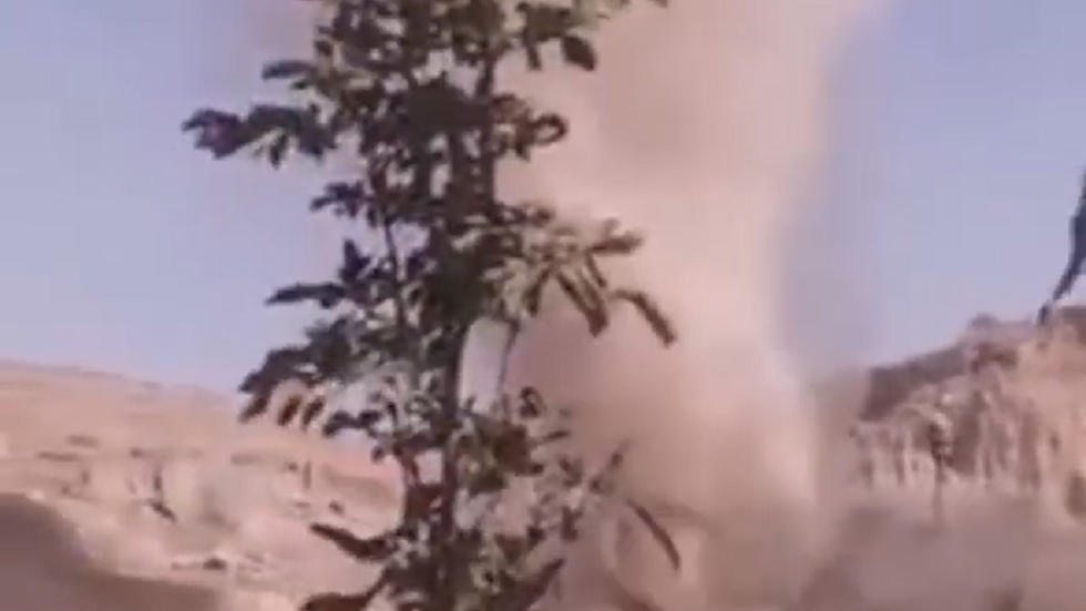 شاهد عن قرب.. إعصار ترابي في أوزبكستان