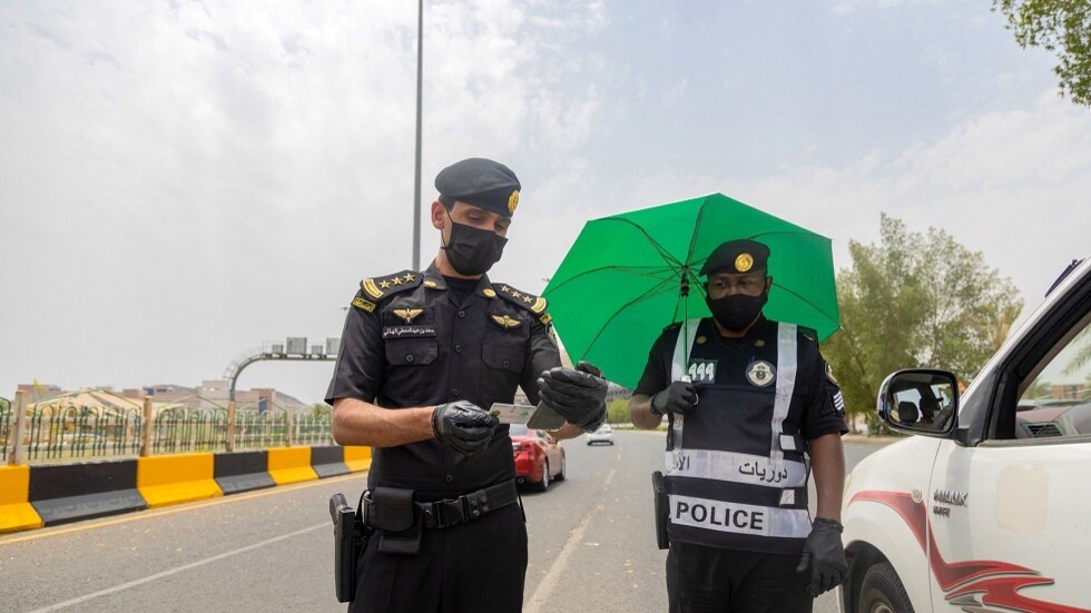 السعودية.. القبض على نجمة تواصل اجتماعي بعد إساءتها لرجل أمن واتهامها له بالتحرش (فيديو)