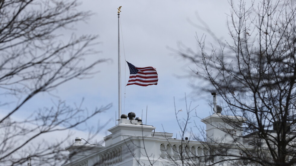 الولايات المتحدة تنكس أعلامها 5 أيام (فيديو)