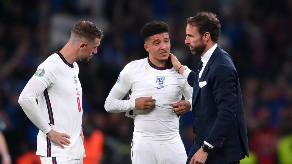 مدرب إنجلترا يتعرض لإساءات بسبب اللقاح