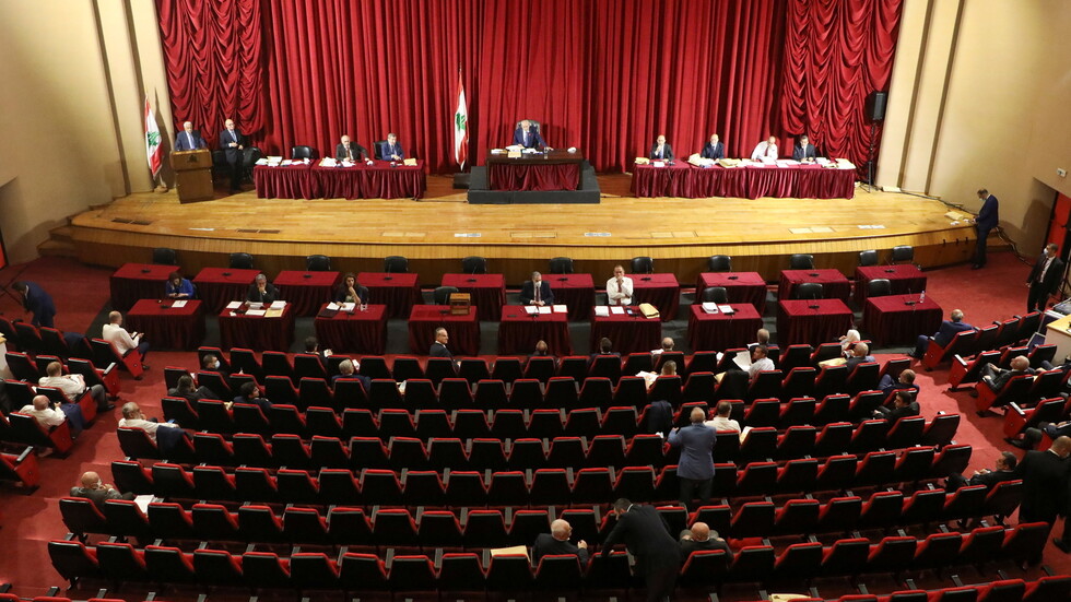 البرلمان اللبناني: قاضي مرفأ بيروت تجاوز سلطاته باستدعاء دياب