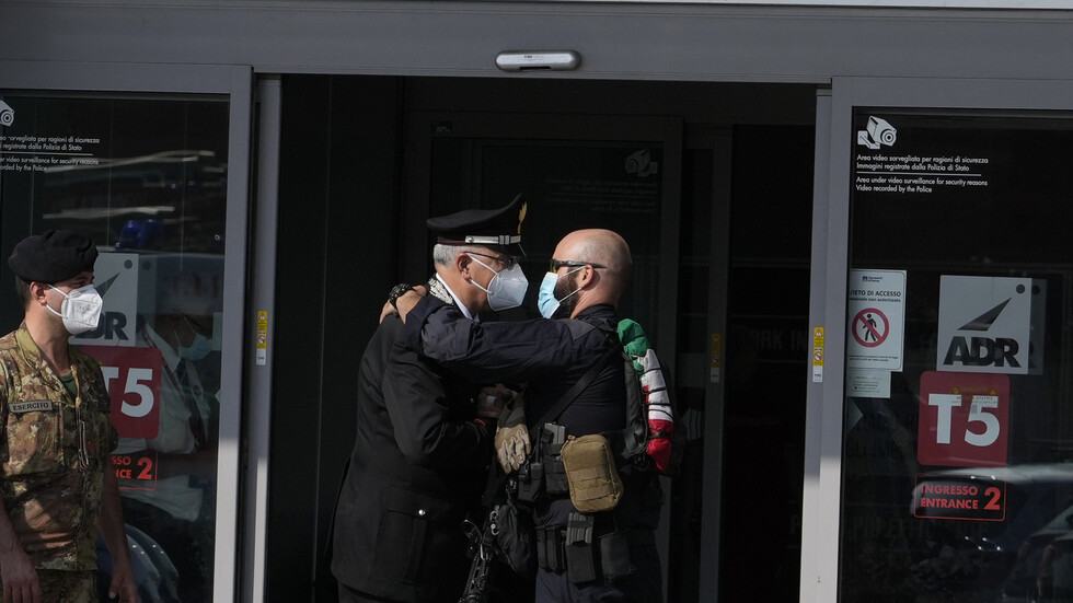 وصول آخر رحلة طيران إيطالية لروما على متنها لاجئون أفغان