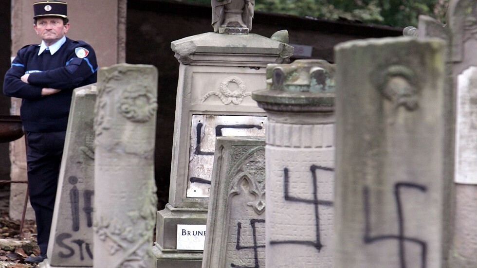 نقوش معادية للسامية على جدار مقبرة في الألزاس شمال شرق فرنسا