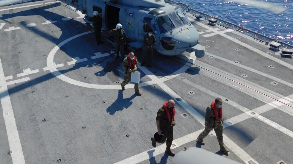 رئيس الأركان الليبي يزور فرقاطة تركية قبالة سواحل بلاده (صور)