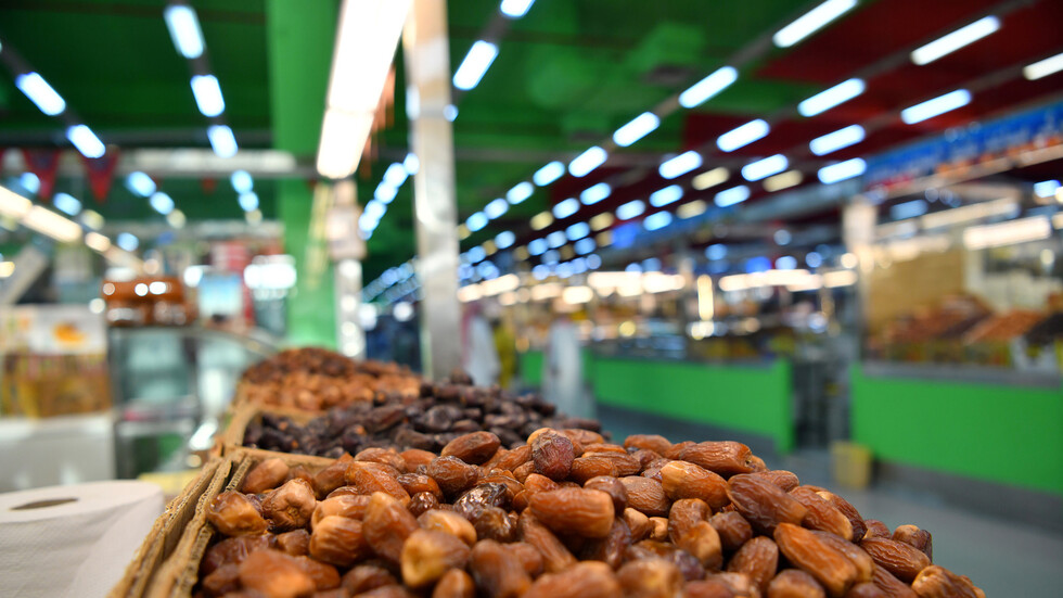 وزير سوري ينصح المواطنين بعدم شراء الجوز أو التمر بأسعار مرتفعة لهذا السبب