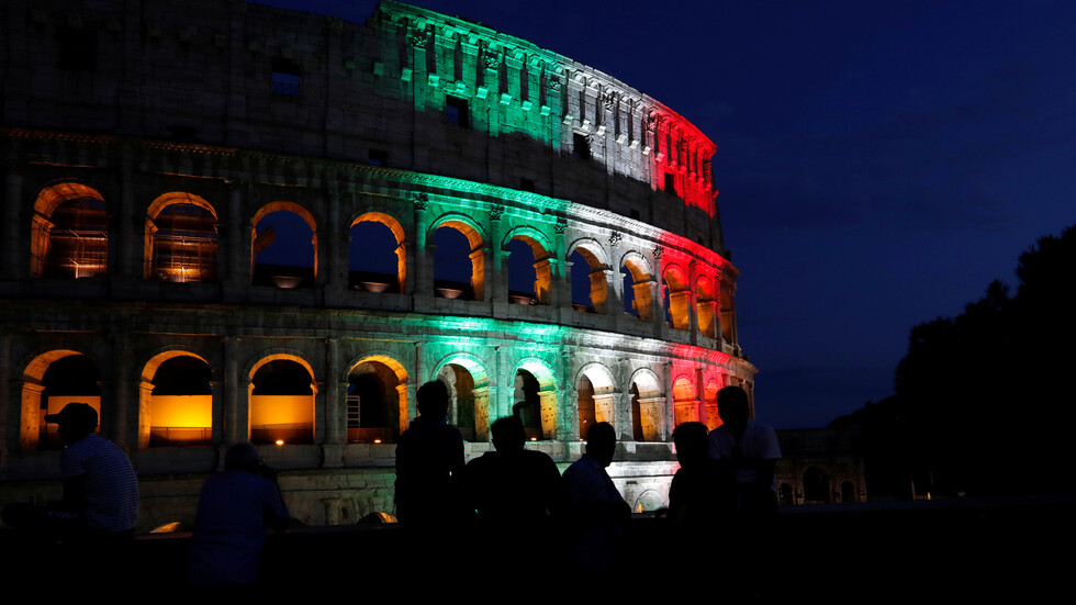 إيطاليا.. اندلاع حريق ضخم في مبنى سكني من 20 طابقا (فيديو)