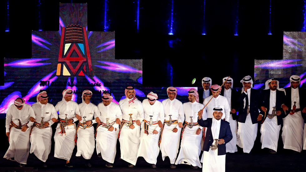 السعودية.. فيديو لامرأة تقتحم مسرحا لأداء رقصة العرضة يثير الجدل