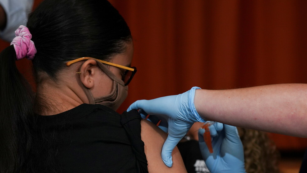 دراسة: المطعمون ضد كورونا قد يتناقلونه بينهم دون أن يصابوا به