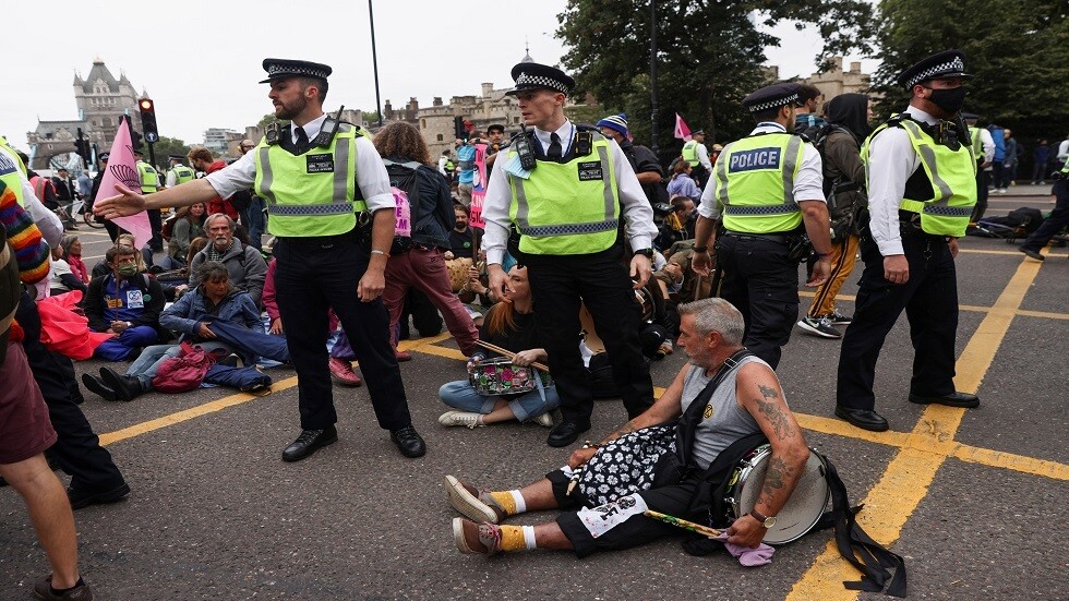 محتجو تغير المناخ يغلقون جسر تاور بريدج في لندن - فيديو