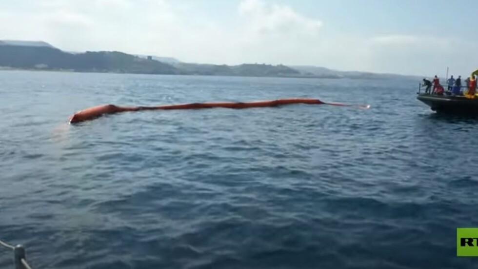 إزالة بقايا مشتقات نفطية تسربت على طول الساحل السوري