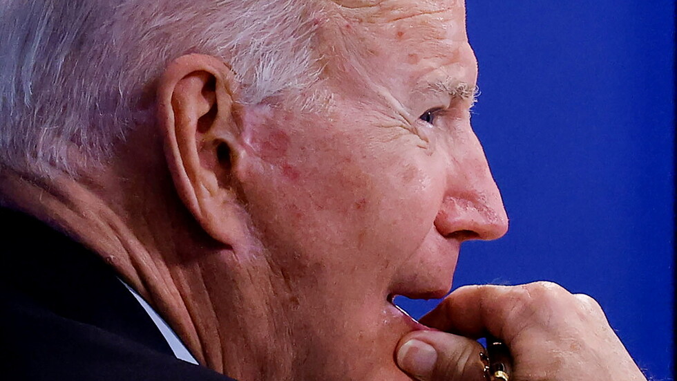 استطلاع: تراجع مستوى تأييد بايدن إلى مستوى قياسي