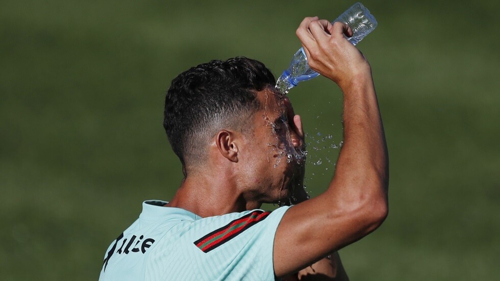 شاهد.. رونالدو يخطف الأضواء في تدريبات البرتغال.. ويتغنى بـ