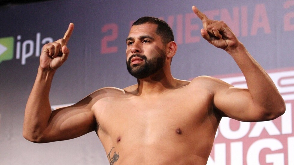 شاهد.. انهيار حلبة لعدم تحملها ملاكمين للوزن الثقيل