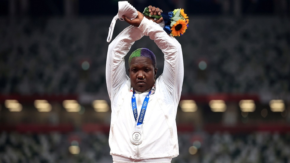 أولمبياد طوكيو.. الأمريكية سوندرس تصبح أول رياضية تحتج على منصة التتويج (صور)