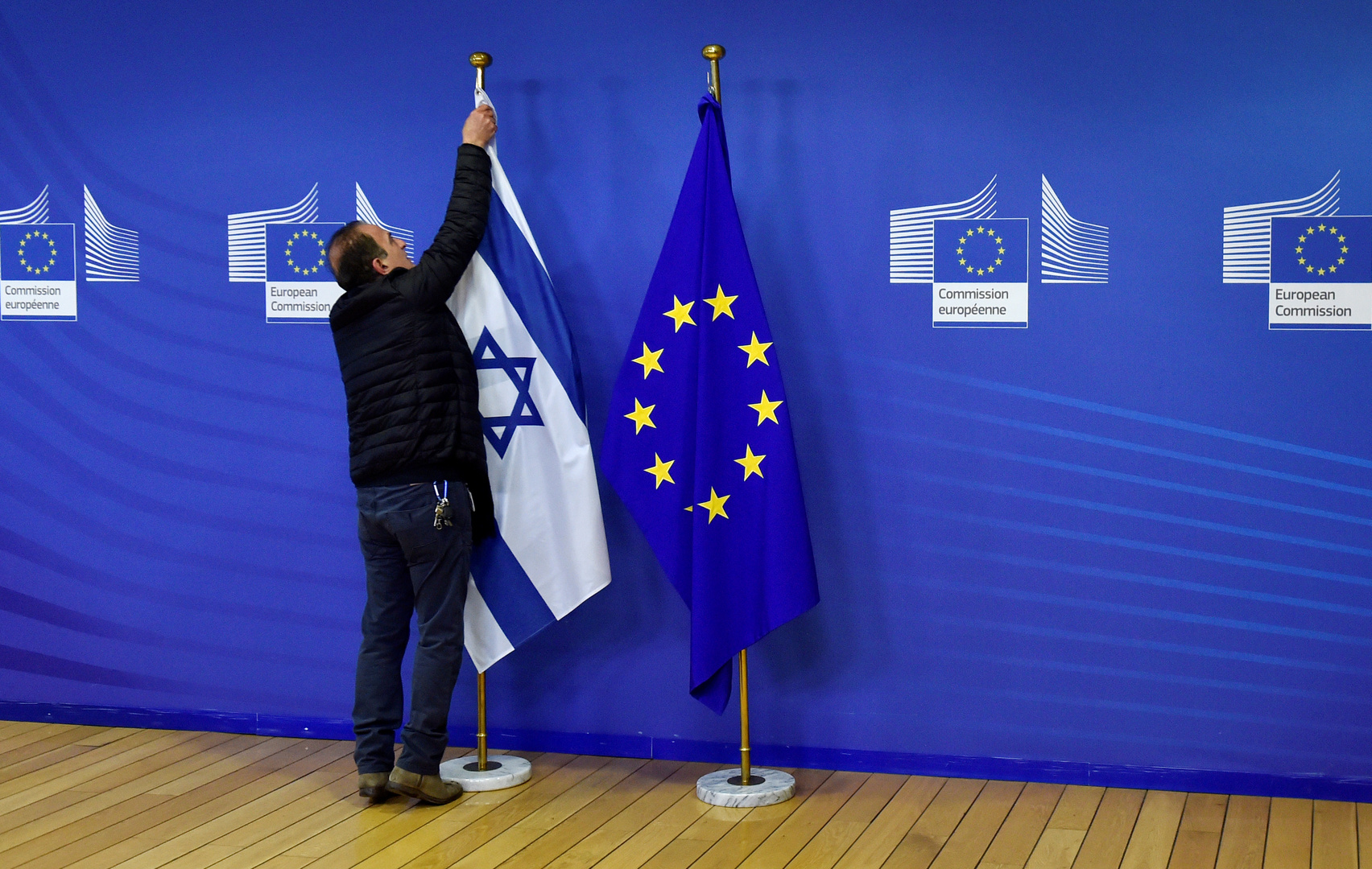 علم الاتحاد الأوروبي والعلم الإسرائيلي