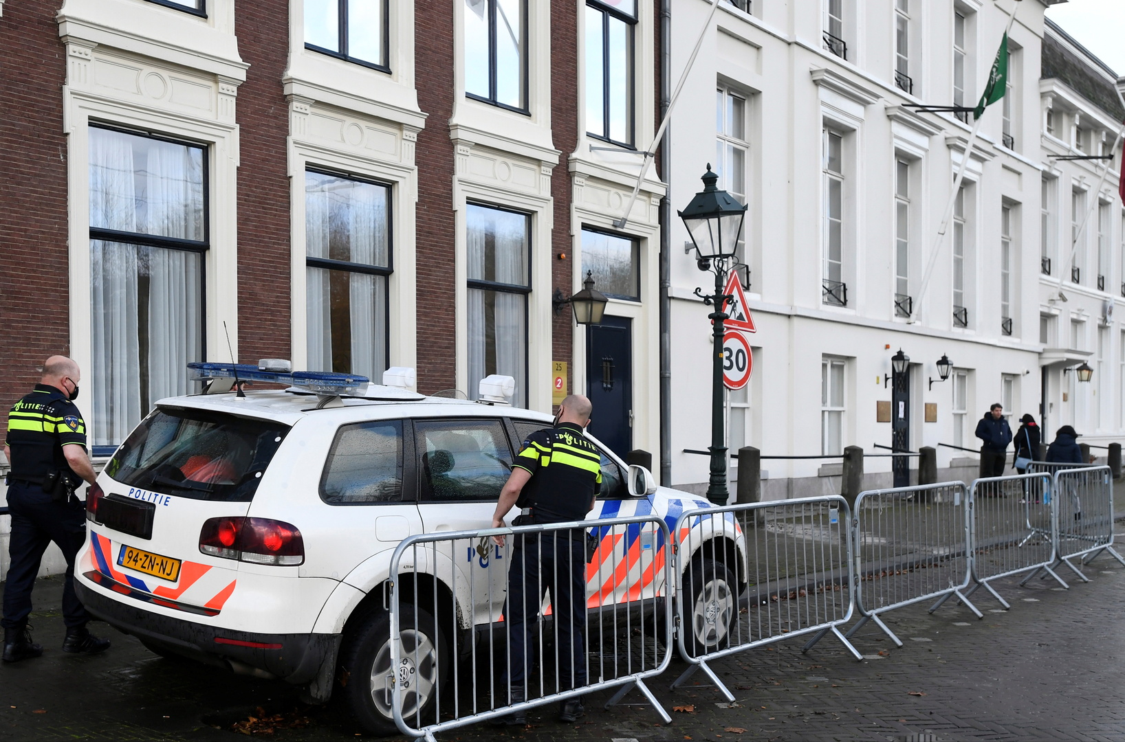 الشرطة الهولندية تحقق في حقيبة مشبوهة أمام السفارة السعودية لدى لاهاي