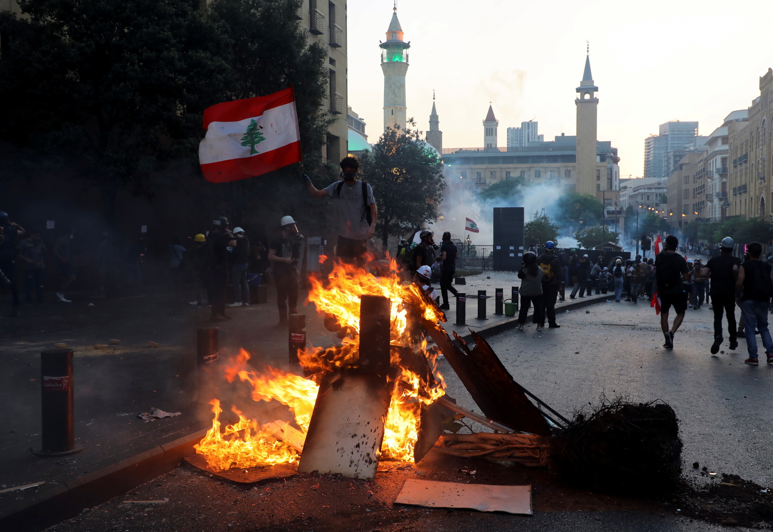 مواجهات بين محتجين والشرطة عند مداخل مجلس النواب وسط بيروت