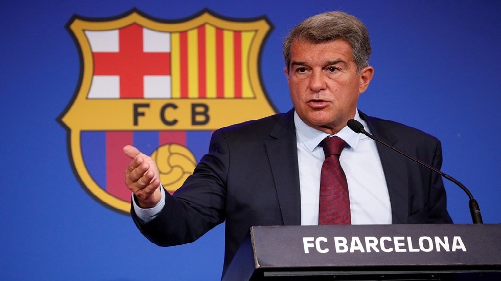 رئيس برشلونة يكشف فرص تغيير وضع ميسي لتجديد عقده