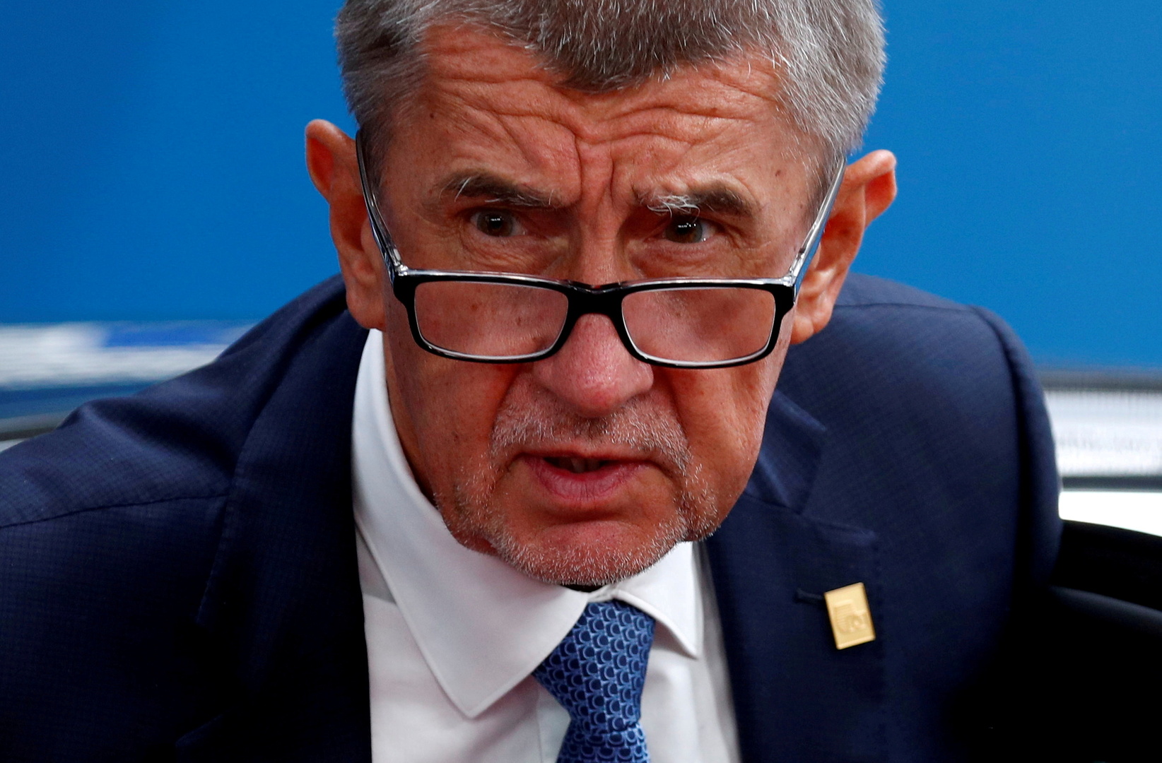 رئيس الوزراء التشيكي يتعرض للرشق بالبيض خلال استعراض كتابه الجديد