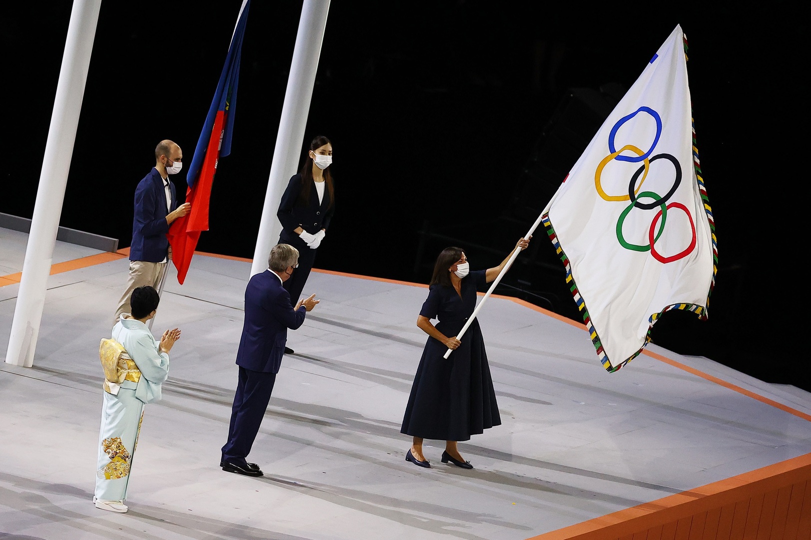 تسليم العلم الأولمبي لرئيسة بلدية باريس في حفل ختام أولمبياد طوكيو