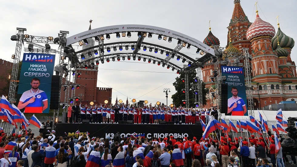 تكريم الرياضيين الروس المتوجين بالأولمبياد في الساحة الحمراء بموسكو بعد وصولهم من طوكيو