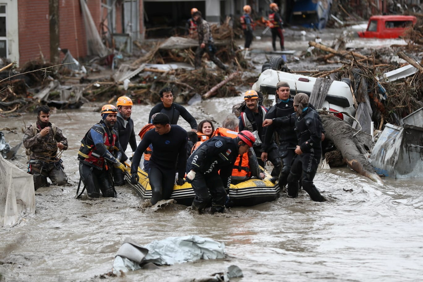 ارتفاع حصيلة ضحايا فيضانات شمال تركيا إلى 44 قتيلا